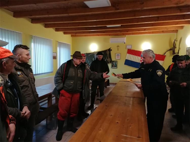 Slika /2020/1PREVENCIJA/SURADNJA POLICIJE I LOVNIH UREDA/IMG-588be6cdd8f2cbd855a30ed4684cc53b-V.jpg